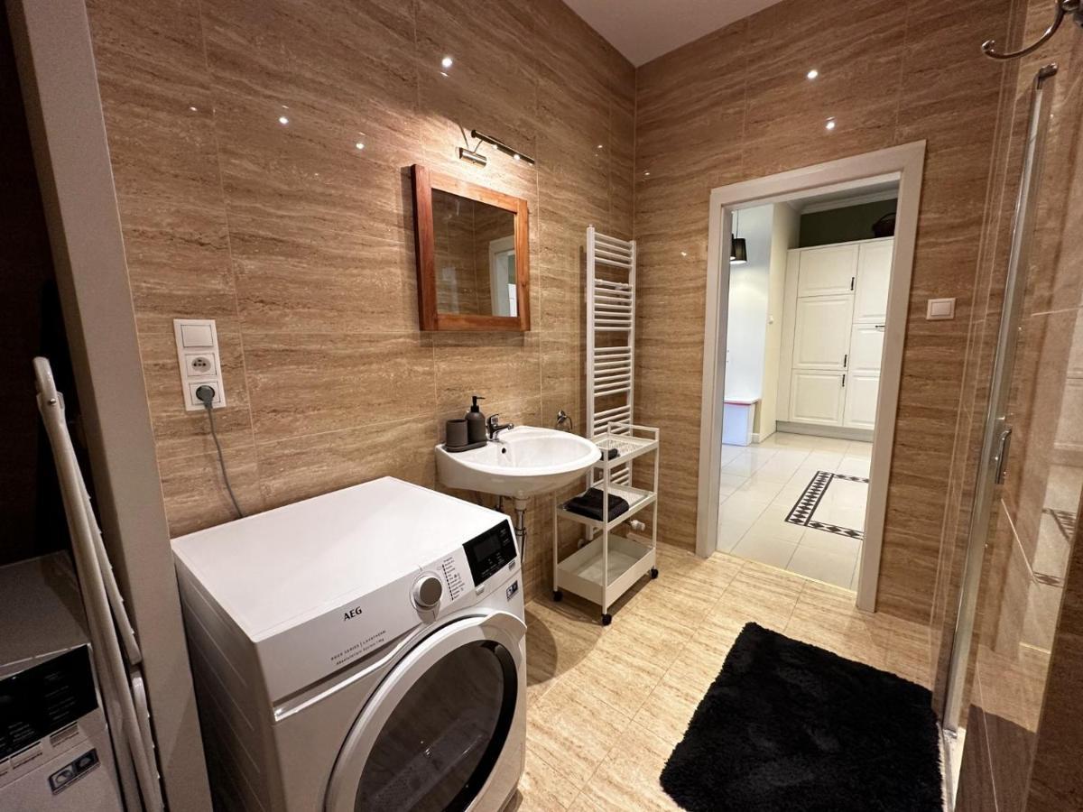 Gorkeho Apartment In City Centre Pozsony Kültér fotó