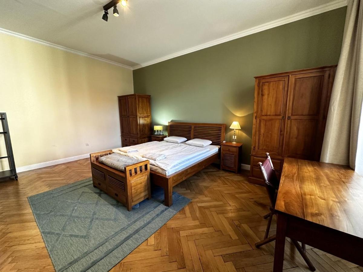 Gorkeho Apartment In City Centre Pozsony Kültér fotó